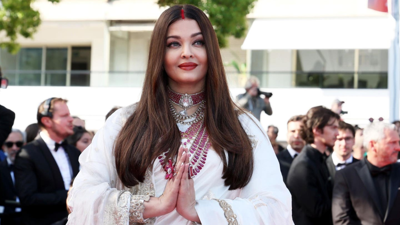 Aishwarya Rai Stuns in Black...
