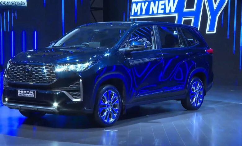 Toyota Innova Hycross