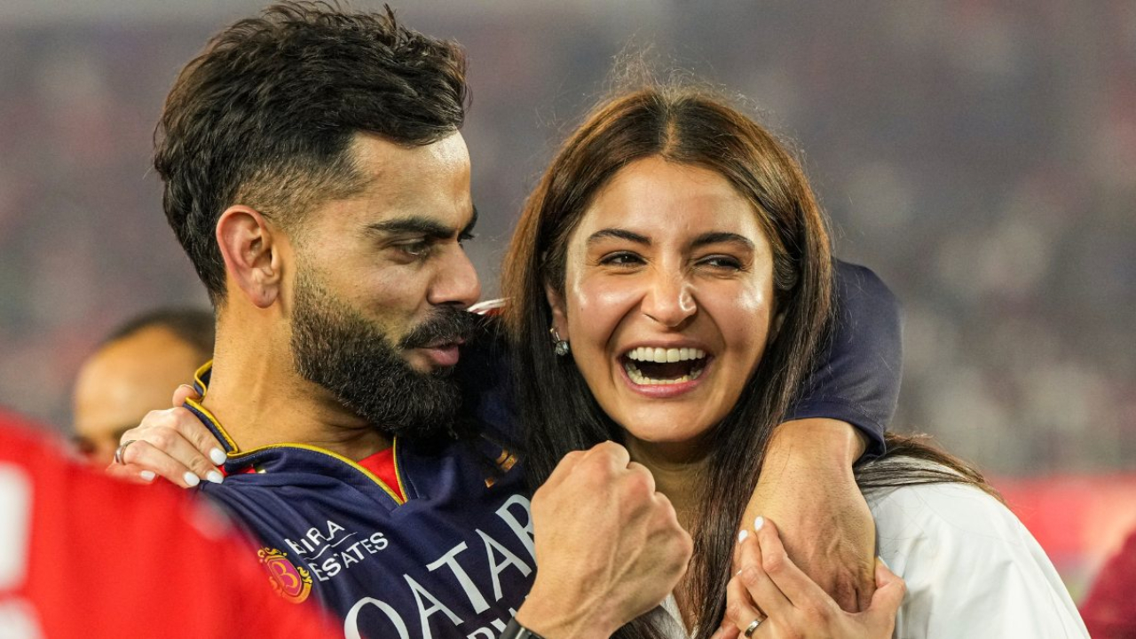 Virat Anushka Hug After