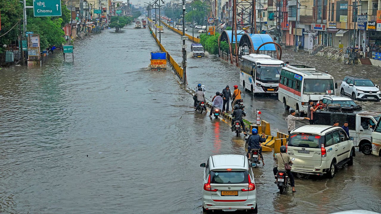 Delhi-NCR Rain Brings Relief, Red Alert in Rajasthan; Heavy Showers Forecast Across North India