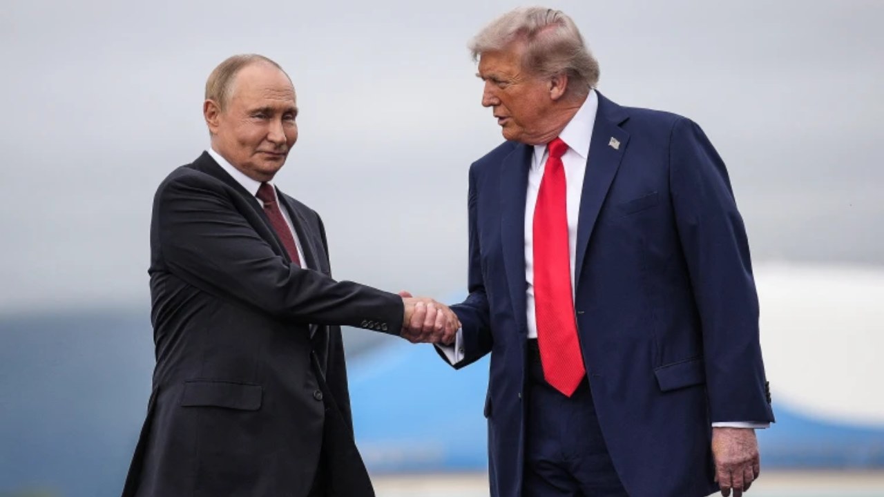 America threatens 50% tariff on India, plot of Putin-Trump meeting in Alaska