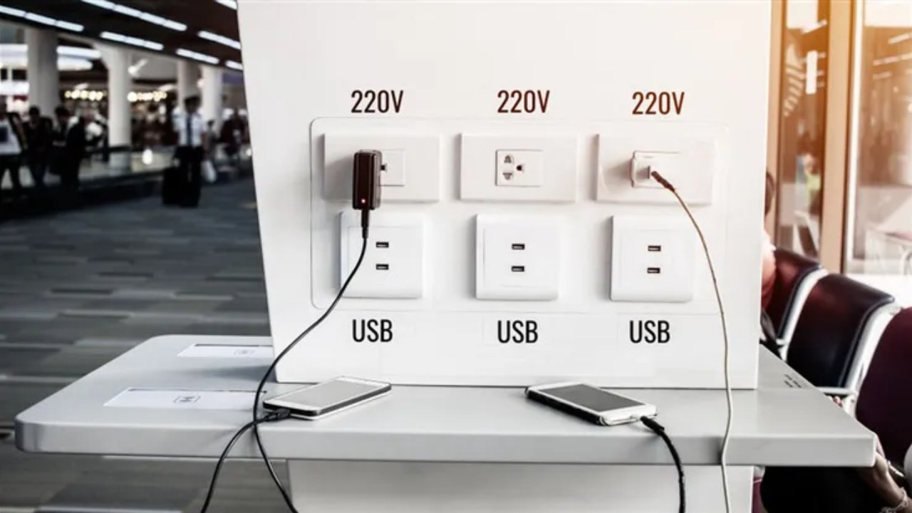 Charging your phone or laptop at a public charging station can be dangerous, this is how you can protect yourself from hackers