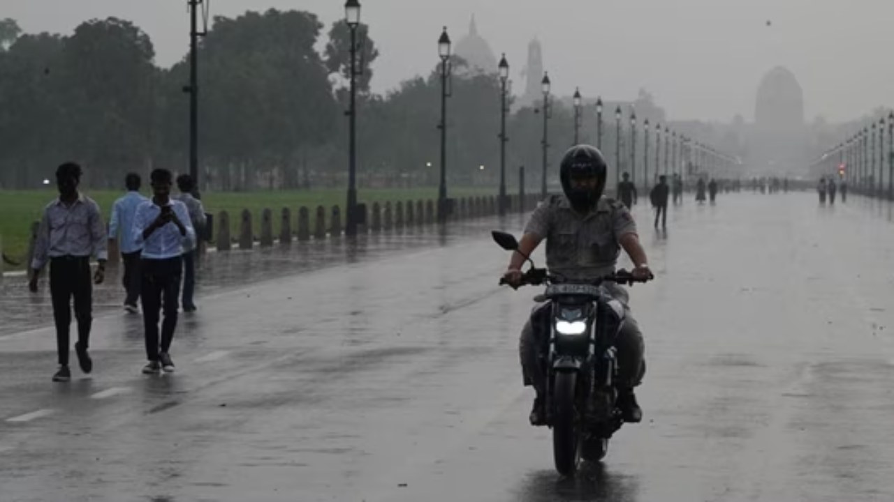 Delhi-NCR Weather Update: Heavy Rain Brings Relief, IMD Yellow Alert, Traffic Disruption