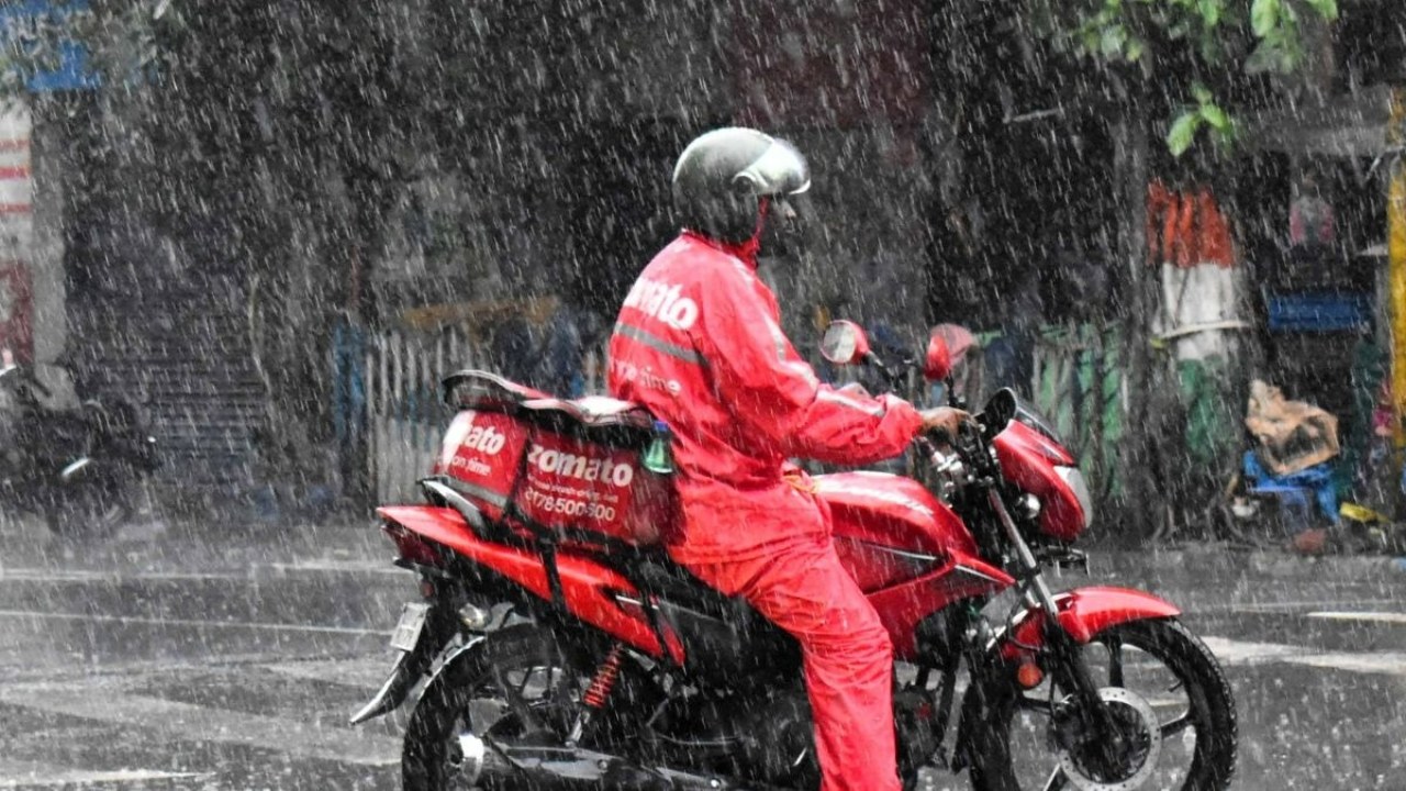Heroes of online shopping: How do delivery boys deliver your goods in the rain, at night, and in traffic?