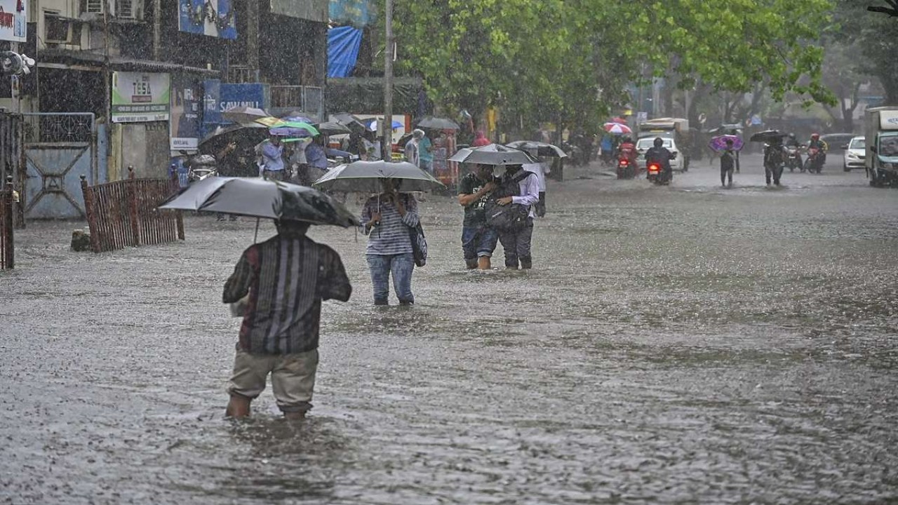 Heavy rain alert in Mumbai, Palghar schools closed today | Latest weather update