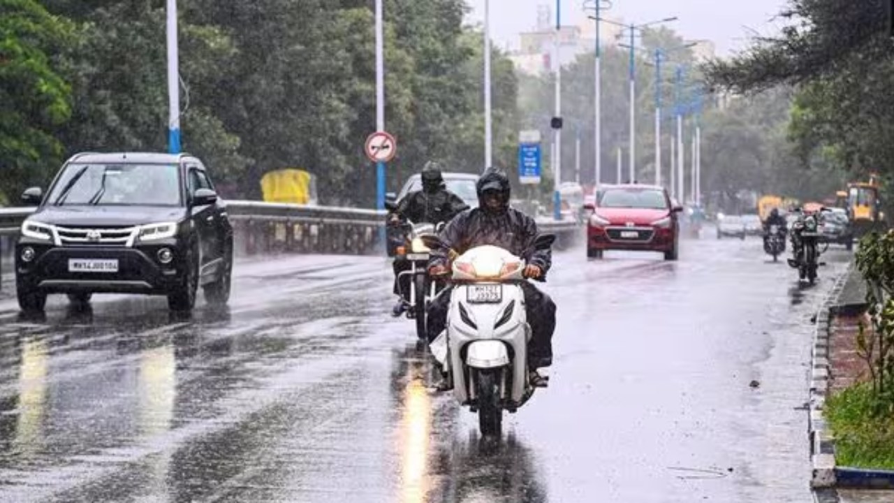 Mumbai Weather Today: Heavy Rain, High Humidity and AQI Update for September 18, 2025