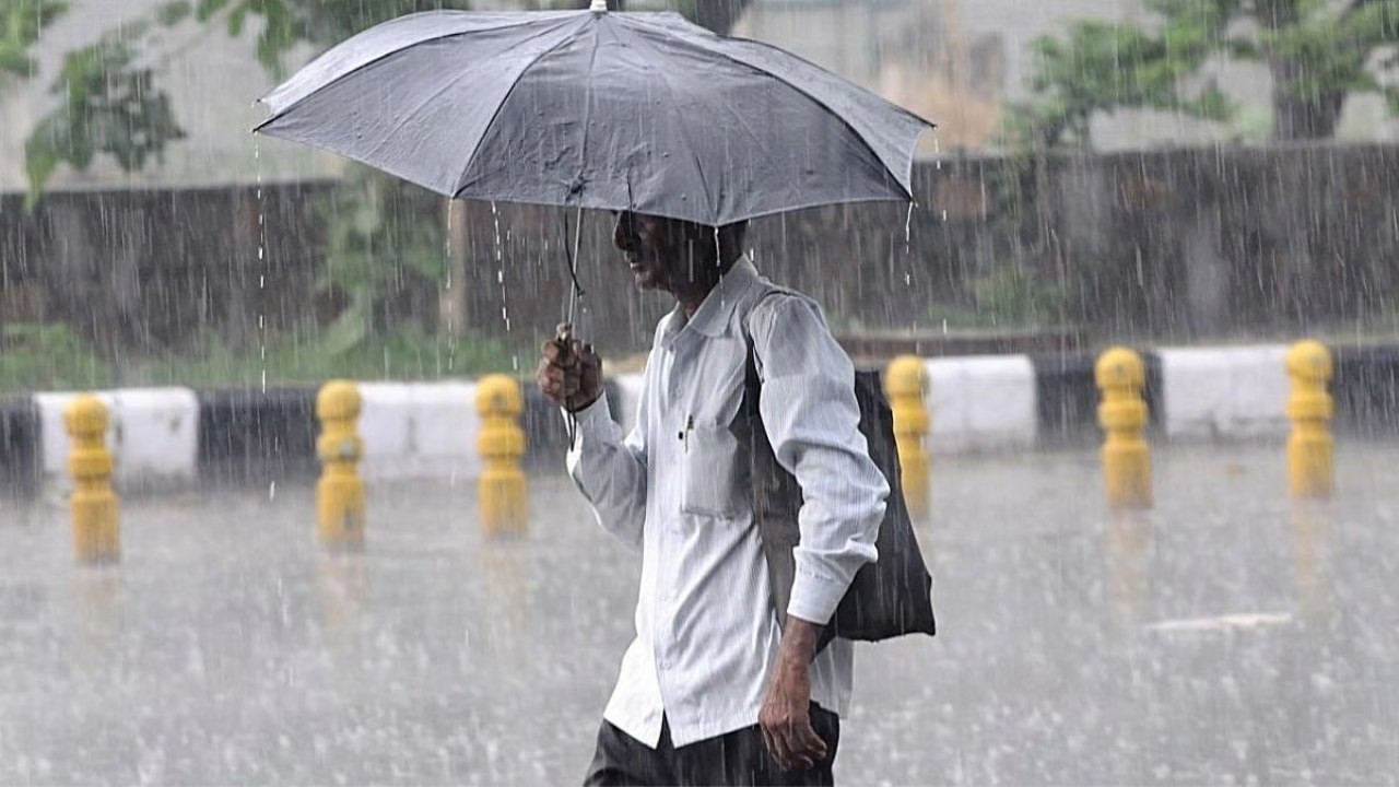 Weather Update: Light rain in Mumbai on Friday morning, sky will remain covered with clouds throughout the day