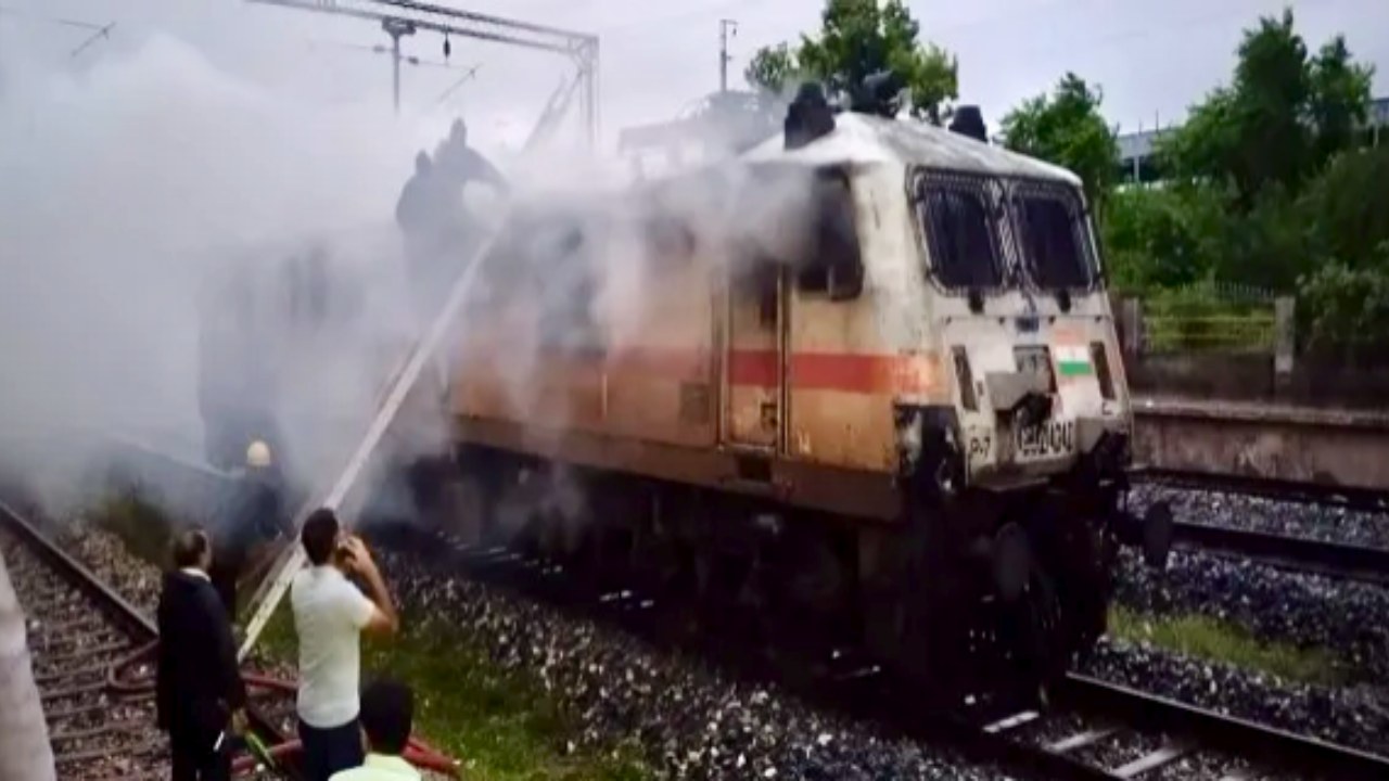 Garib Rath Train Fire: Massive fire on Ludhiana-Delhi Garib Rath; passengers jump to escape flames
